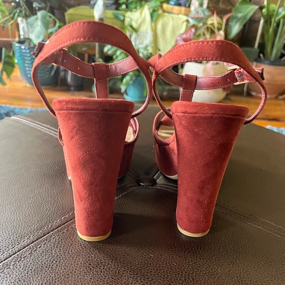 NWOT Beautiful burgundy faux suede American Rag heels - Picture 6 of 7